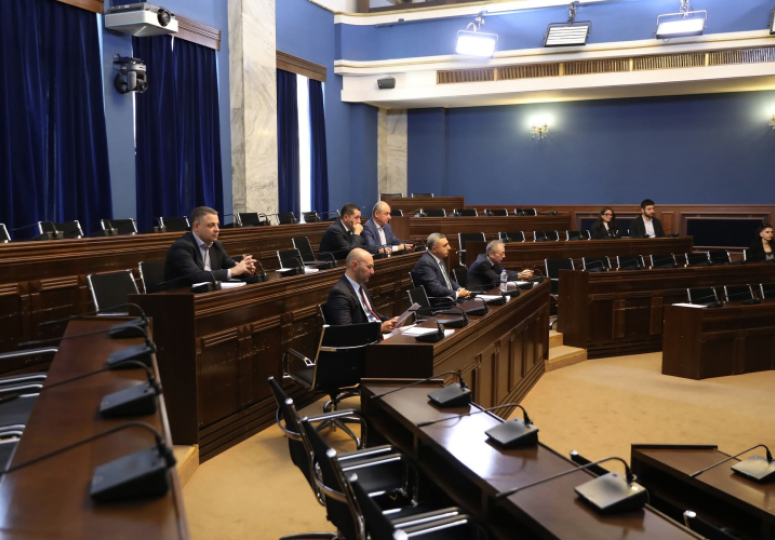 ხულიგნობის, დაუმორჩილებლობის, თანამდებობის პირის შეურაცხყოფის, მანიფესტაციის წესის დარღვევის ხელმეორედ ჩადენა, ჯარიმის არგადახდის შემთხვევაში, ადმინისტრაციულ პატიმრობას გამოიწვევს