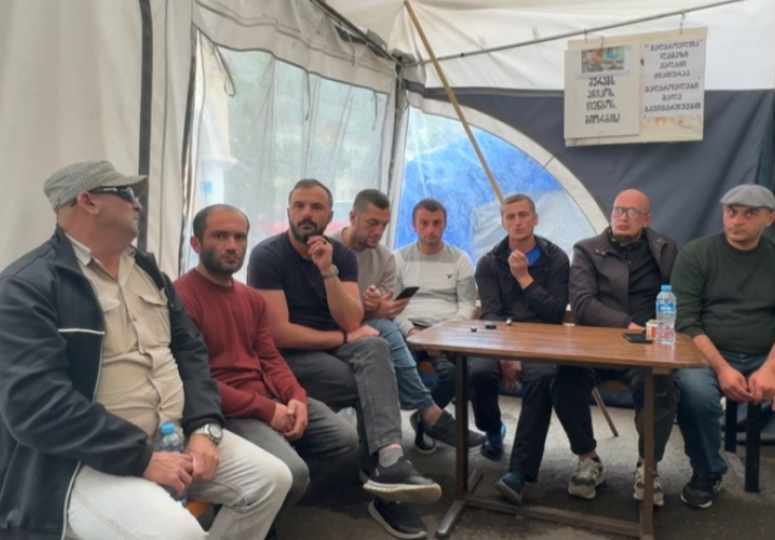 "თუნდაც სიცოცხლის ფასად დაგვიჯდეს, არ ვაპირებთ შიმშილობის შეწყვეტას"- ჭიათურაში პროტესტი გრძელდება