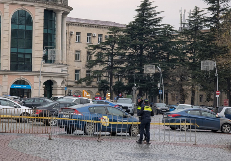 2026 დეკემბრის 00:00 საათამდე, აღმაშენებლის მოედანზე, საავტომობილო მოძრაობა და პარკირება იზღუდება