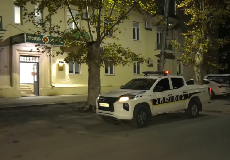 პირი, რომელმაც ქუთაისში ერთი ადამიანი მოკლა, ორი კი დაჭრა, დაკავებულია