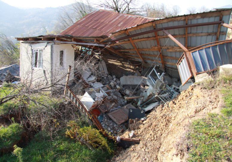 ხარაგაულში მეწყრის შედეგად დაზარალებულები პროკურატურას მიმართავენ