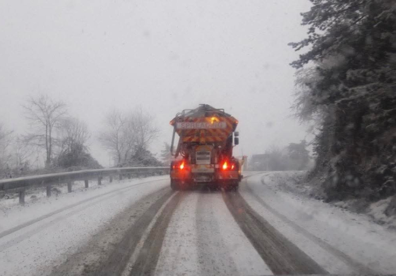 თოვის გამო, საავტომობილო გზების გარკვეულ მონაკვეთებზე შეზღუდვებია