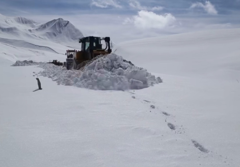 თოვის გამო, გზების ცალკეულ მონაკვეთებზე მოძრაობის სპეციალური რეჟიმები მოქმედებს