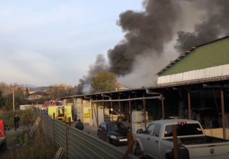 ქუთაისში მეტალოპლასტმასის საწარმო იწვის