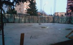 30 წლით გაიჯარებული ნაკვეთი კორპუსის წინ  - ვინ  დგას მშენებლობის უკან 