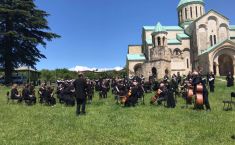 ბაგრატის ტაძრის ეზოში ოპერის თეატრის ორკესტრმა მინიკონცერტი მოაწყო (ვიდეო)