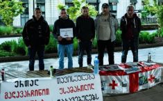 "გადავარჩინოთ ჭიათურა"- მაღაროელების ნაწილი თბილისში, მთავრობის კანცელარიასთან, ჩავიდა