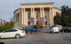 ქუთაისში მთავარ ნაძვის ხეს ამონტაჟებენ