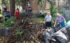 კამპანიის "დავასუფთავოთ დედამიწა" ფარგლებში ქუთაისში სკვერი დაასუფთავეს