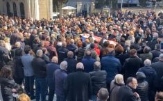 უკრაინაში დაღუპული ქართველი მებრძოლი დავით რატიანი მოქალაქეებმა ტაშით გააცილეს