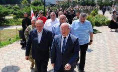 ზესტაფონში, ჯარისკაცის დაკრძალვაზე თავდაცვის მინისტრი და გენერალური შტაბის უფროსი მივიდა 