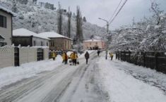 ჭიათურაში დიდთოვლობამ საჯარო სკოლა და ადგილობრივები ელექტროენერგიის გარეშე დატოვა